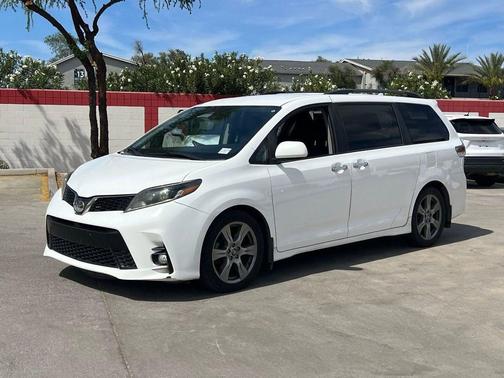 Super White 2018 Toyota Sienna SE
