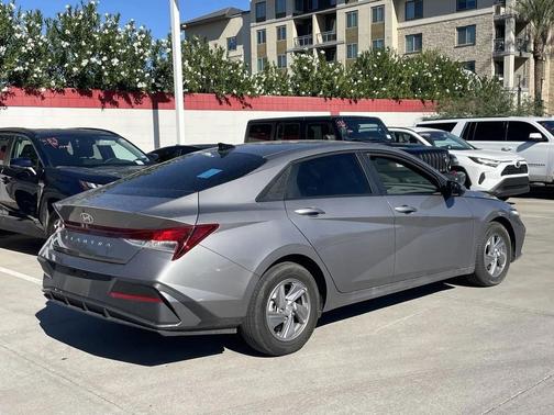 2024 Hyundai ELANTRA SE