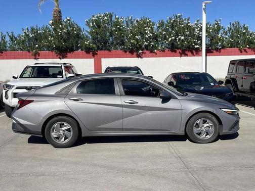 2024 Hyundai ELANTRA SE