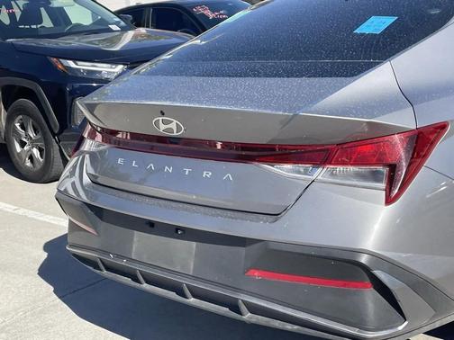 2024 Hyundai ELANTRA SE