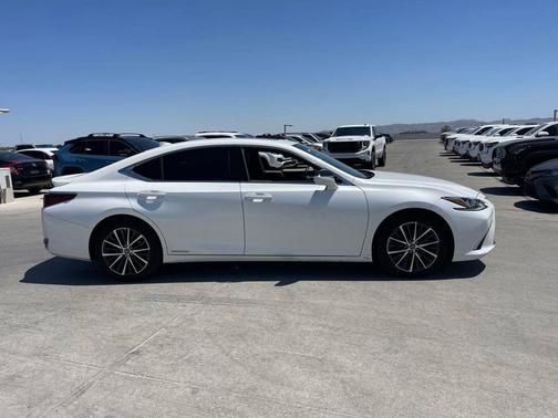 Eminent White Pearl 2022 Lexus ES 300h Base