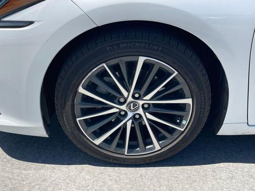 Eminent White Pearl 2022 Lexus ES 300h Base