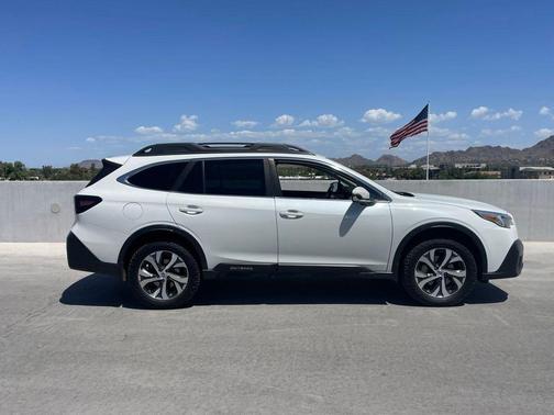 Crystal White Pearl 2022 Subaru Outback Limited