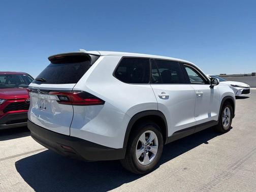 Pearl 2026 Toyota Highlander LE