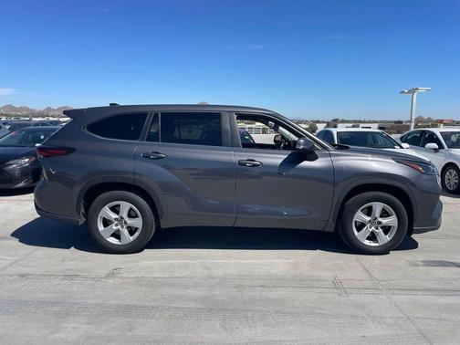 Gray 2024 Toyota Highlander LE