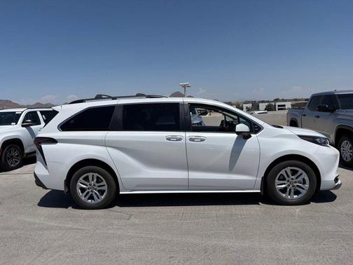 Wind Chill Pearl 2025 Toyota Sienna XLE