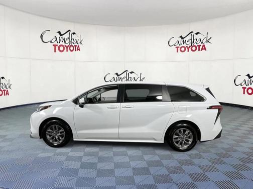 2022 Toyota Sienna LE