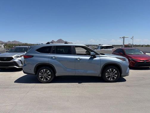 Moon Dust 2023 Toyota Highlander XLE