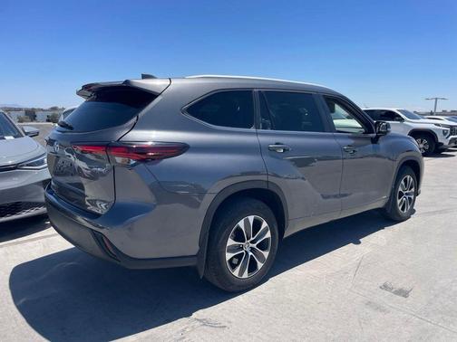 Magnetic Gray Metallic 2025 Toyota Highlander Hybrid XLE