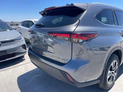 Magnetic Gray Metallic 2025 Toyota Highlander Hybrid XLE