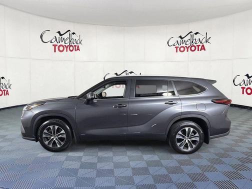 Magnetic Gray Metallic 2025 Toyota Highlander Hybrid XLE