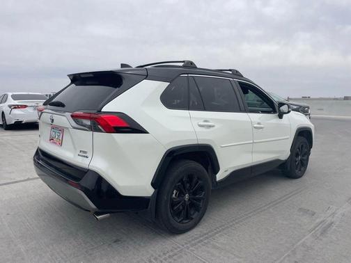Blizzard Pearl/Midnight Black Metallic 2022 Toyota RAV4 Hybrid SE