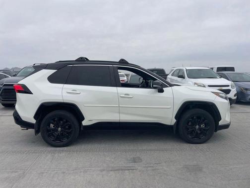 Blizzard Pearl/Midnight Black Metallic 2022 Toyota RAV4 Hybrid SE