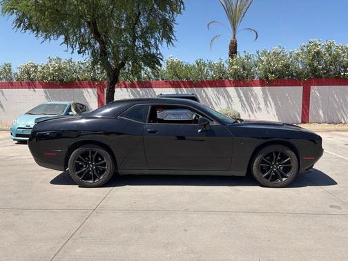 Pitch Black Clearcoat 2018 Dodge Challenger SXT