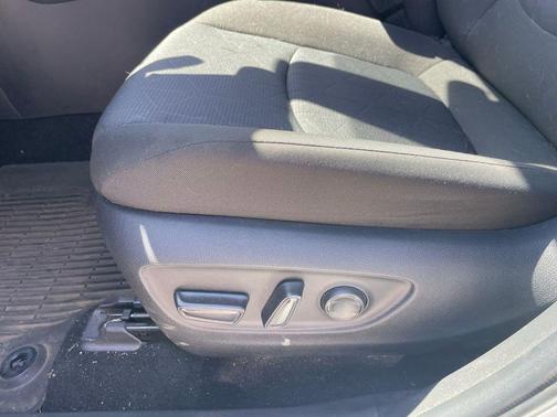 Ice Cap 2025 Toyota RAV4 Hybrid XLE