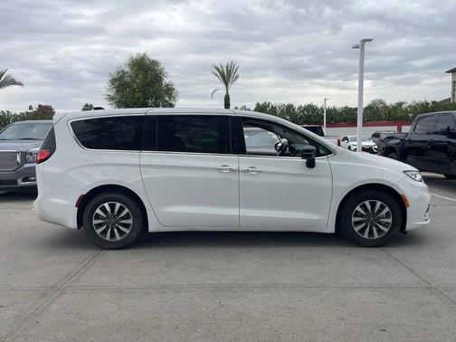 2024 Chrysler Pacifica Hybrid Select