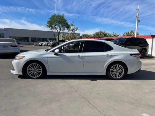 Wind Chill Pearl 2020 Toyota Camry XLE