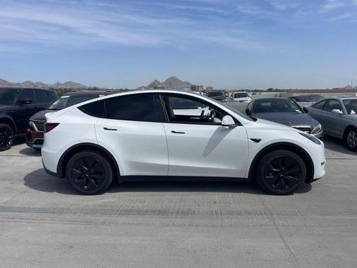 Pearl White Multi-Coat 2024 Tesla Model Y Long Range Dual Motor All-Wheel Drive