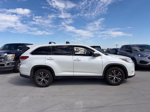 Blizzard Pearl 2019 Toyota Highlander LE