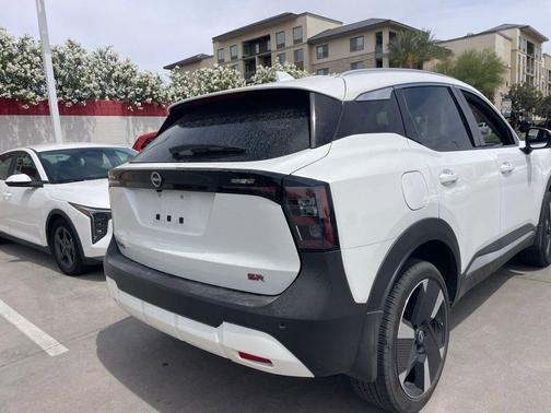 Aspen White Tricoat 2025 Nissan Kicks SR
