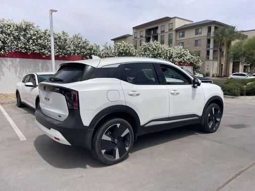Aspen White Tricoat 2025 Nissan Kicks SR