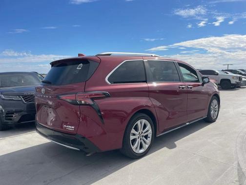2023 Toyota Sienna Platinum