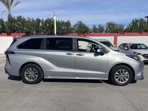 2023 Toyota Sienna XLE