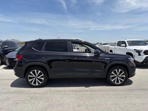 Deep Black Pearl 2024 Volkswagen Taos 1.5T SE