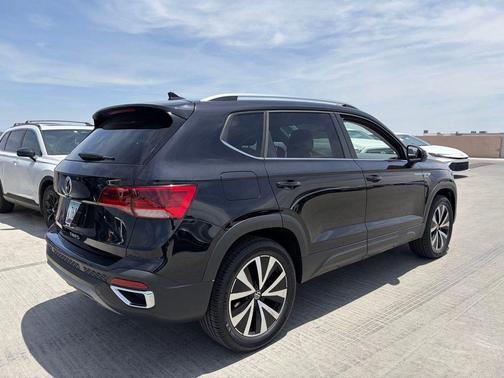 Deep Black Pearl 2024 Volkswagen Taos 1.5T SE