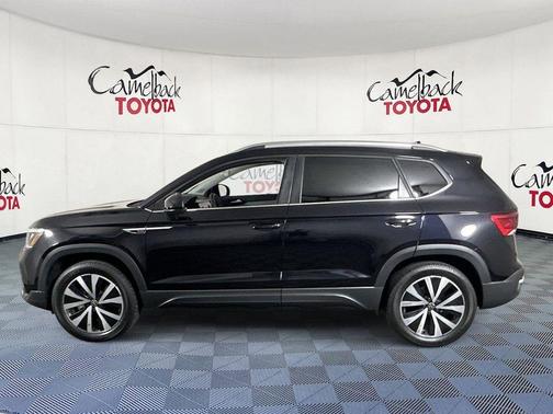 Deep Black Pearl 2024 Volkswagen Taos 1.5T SE