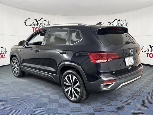 Deep Black Pearl 2024 Volkswagen Taos 1.5T SE