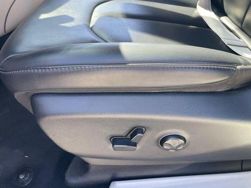 Brilliant Black Crystal Pearlcoat 2023 Chrysler Pacifica Touring L