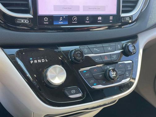 Brilliant Black Crystal Pearlcoat 2023 Chrysler Pacifica Touring L