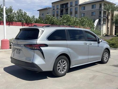 2022 Toyota Sienna LE