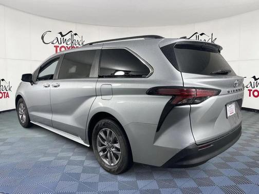2022 Toyota Sienna LE