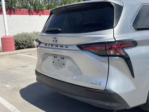 2022 Toyota Sienna LE