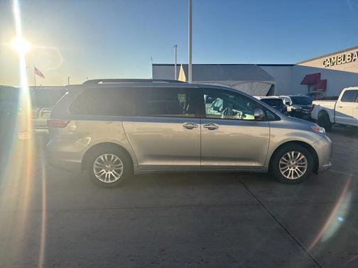 2017 Toyota Sienna XLE