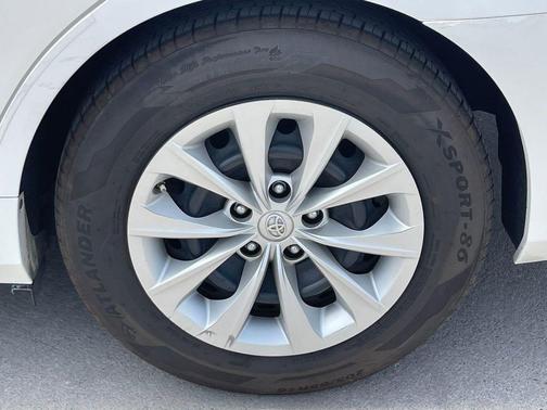 Super White 2016 Toyota Camry LE