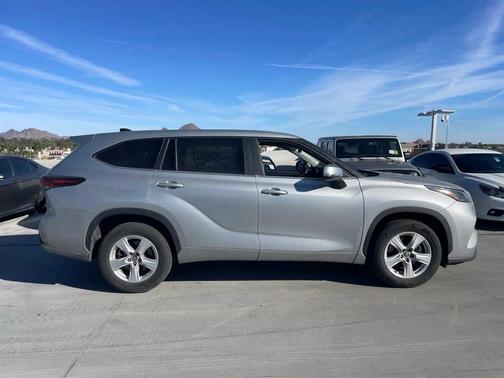 2024 Toyota Highlander LE