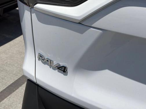 Ice Cap 2024 Toyota RAV4 Hybrid XLE