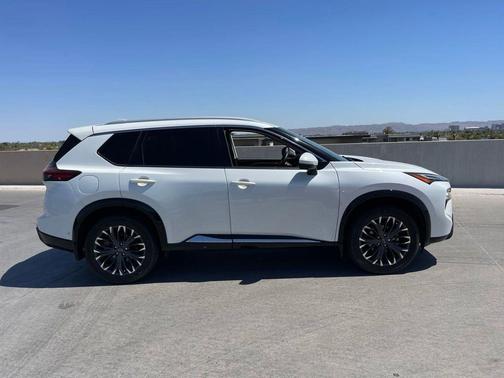 Everest White Pearl 2024 Nissan Rogue Platinum