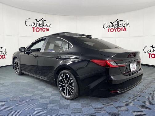 Midnight Black Met 2026 Toyota Camry XLE