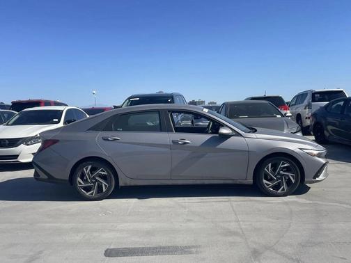 2025 Hyundai ELANTRA SEL
