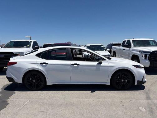 Ice Cap 2026 Toyota Camry SE
