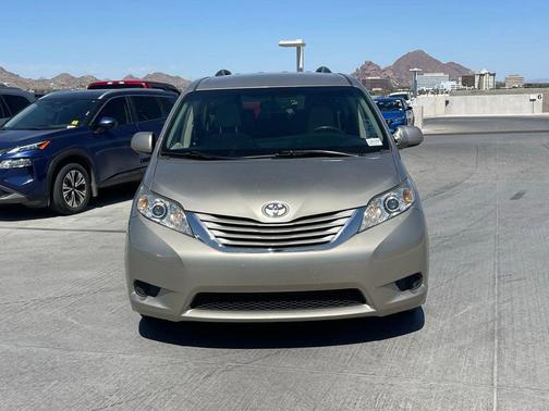 Creme Brulee Mica 2017 Toyota Sienna LE