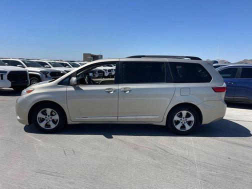 Creme Brulee Mica 2017 Toyota Sienna LE