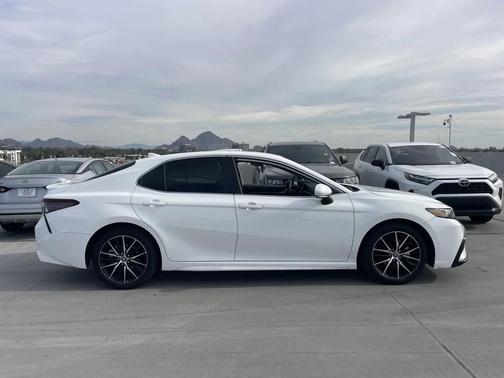 2024 Toyota Camry Hybrid SE