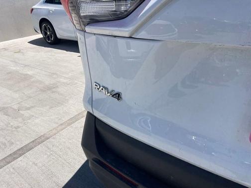 Ice Cap 2025 Toyota RAV4 LE