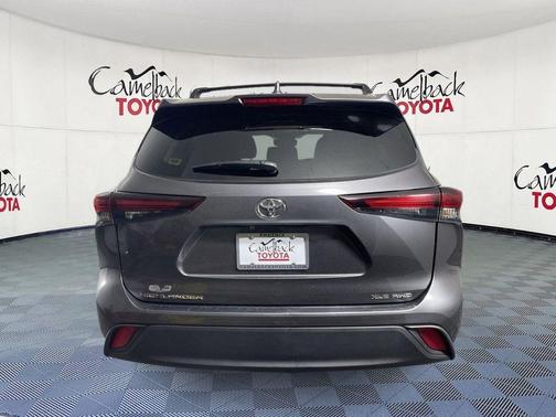 Magnetic Gray Metallic 2025 Toyota Highlander XLE