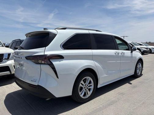 Wind Chill Pearl 2023 Toyota Sienna XLE
